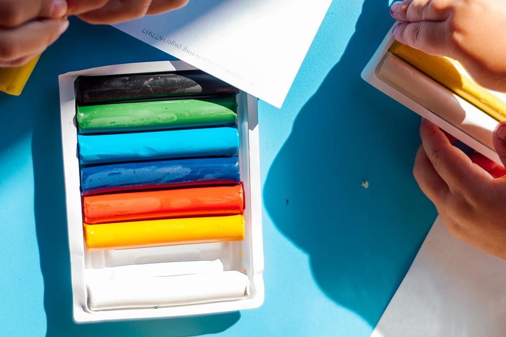 Enfants jouant avec des pâtes à modeler colorées