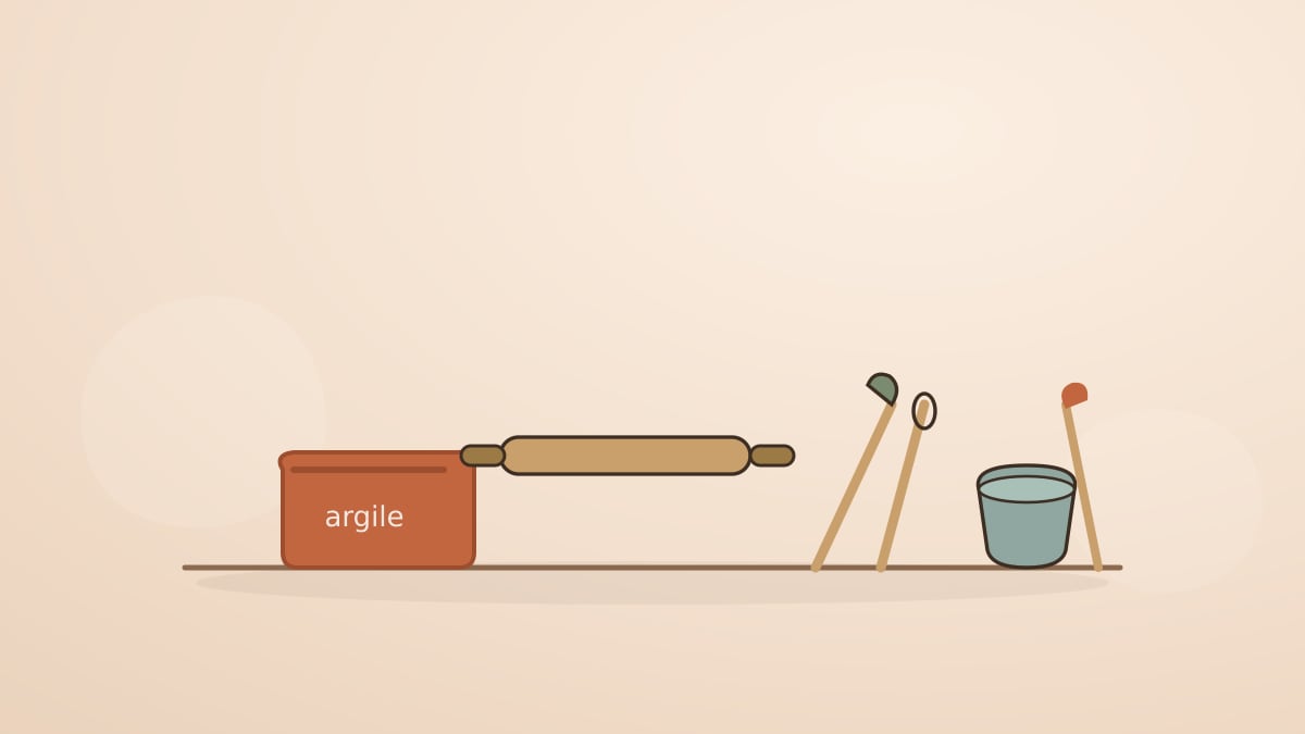 Illustration du matériel de base pour débuter l'argile : pain d'argile, rouleau, outils, pot d'eau et pinceau