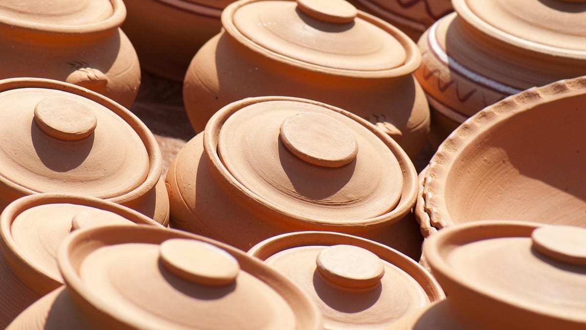 Poteries en terre cuite artisanales alignées au soleil